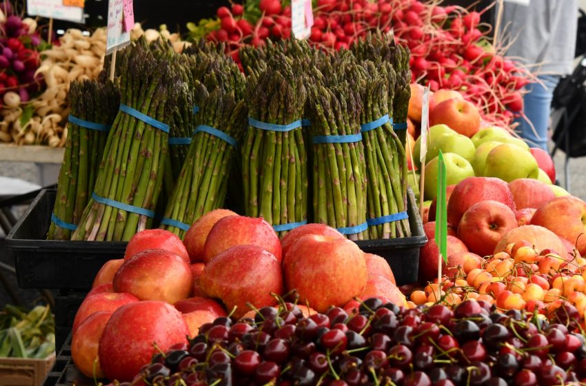 green asparagus beside apples during daytime